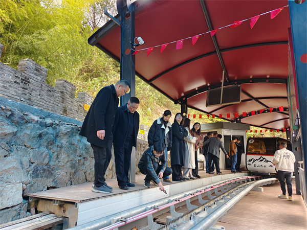 12月9日，縣人大鄭向陽主任，洪董率隊(duì)赴象山考察軌道爬山車項(xiàng)目.jpg