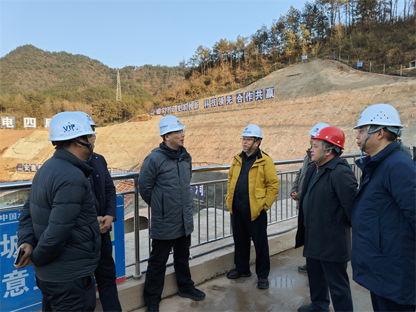 1月19日下午，縣政府縣長實地調研新安江流域防洪治理工程項目進展情況，副縣長程偉，縣政府辦、縣水利局、縣應急局、縣住建局、縣城管局、徽投集團、徽城鎮(zhèn)、桂林鎮(zhèn)有關負責同志隨同參加1。.jpg