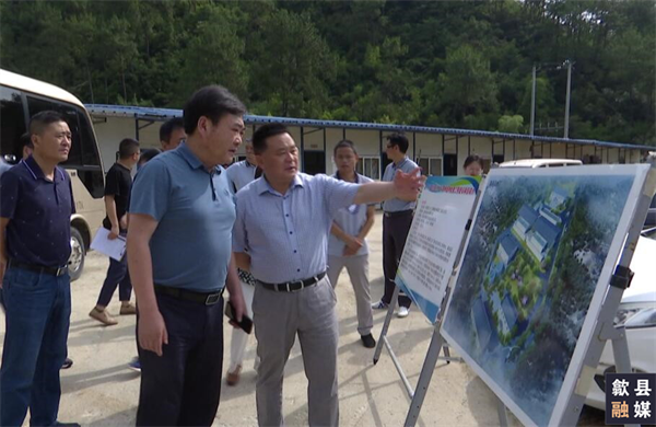 6月18日，縣委常委、常務副縣長吳志平帶隊先后來到城區(qū)備用飲用水源保護區(qū)治理工程、第三水廠及供水管網(wǎng)配套延伸工程、漁梁風貌整治提升工程、城區(qū)老舊管網(wǎng)提升項目、游泳館二期等重點項目建設(shè)現(xiàn)場，黃山徽投集團黨委書記、董事長洪筱明陪同。.png